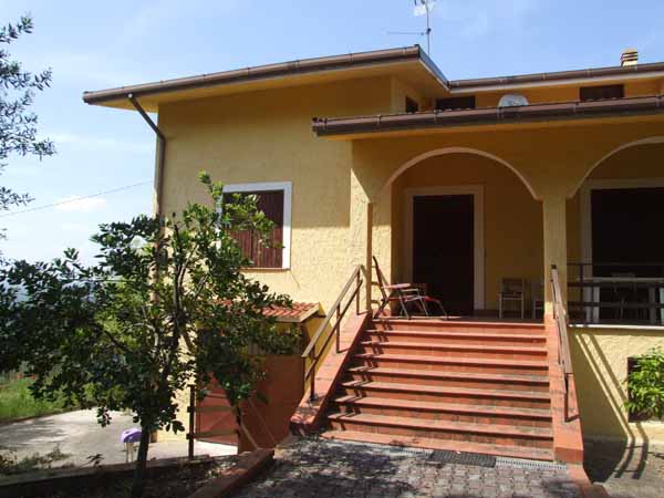 VILLETTA CON TERRENO PIANEGGIANTE € 120.000
